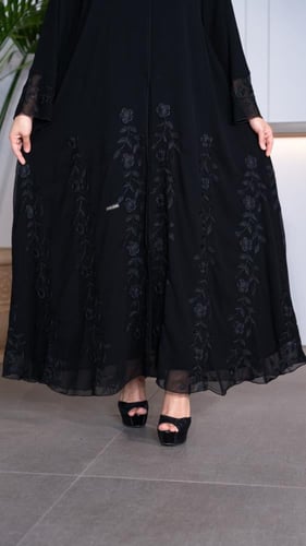 عباية شيفون مطرزة بورد