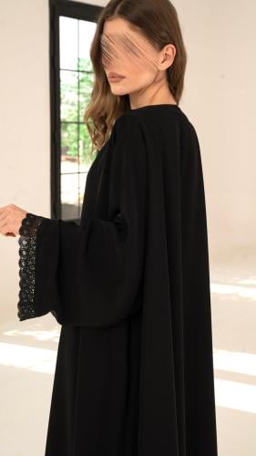 عباية مقفلة بكلفة على الأطراف