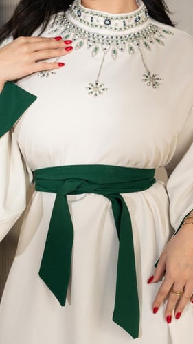 جلابية بلون ابيض مبطنة بزيتي