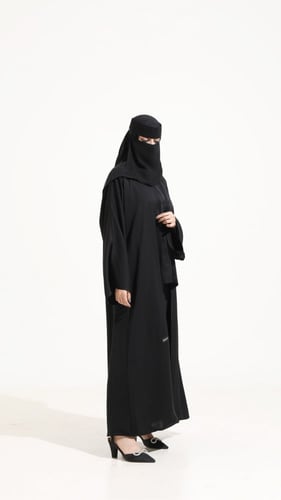 عباية ببنطلون وبلوزة