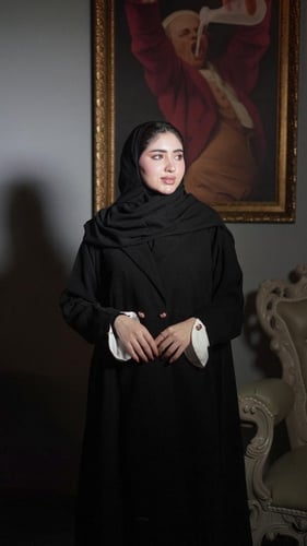 عباية بأكمام سكري