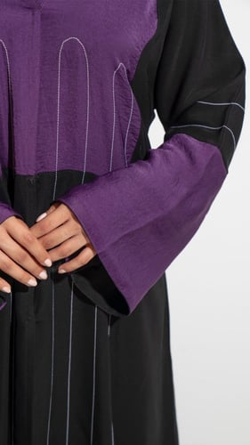 عباية بقصة صدر بنفسجي وخطوط بيضاء