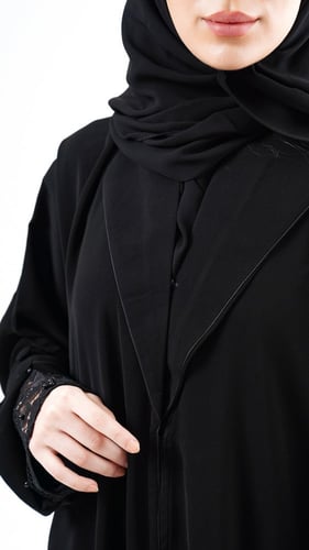 عباية باكمام دانتيل مزينة بلولو اسود