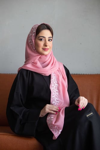 طرحة وردي بتطريز ابيض