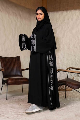 عباية اسود بتطريز ابيض