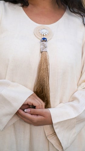 جلابية بلون سكري مزينه بهدب