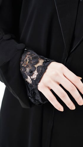 عباية باكمام دانتيل مزينة بلولو اسود