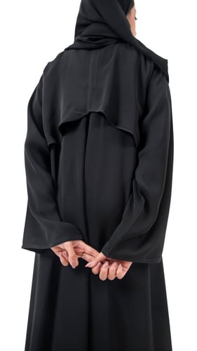 عبايه ناعمة بكسرة من الخلف