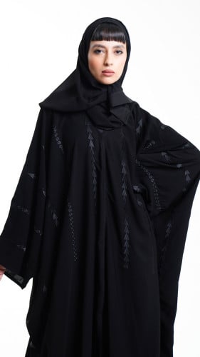 عباية بتطريز اسود مثلثات