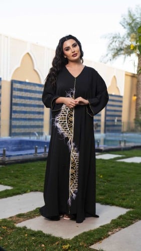 جلابية اسود مزينة بريش ناعم
