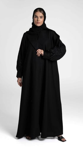 عباية سوداء بياقة وبأكمام مطرزة بشك