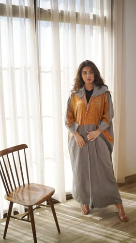 فروة شتوية بقبعة بلون رمادي