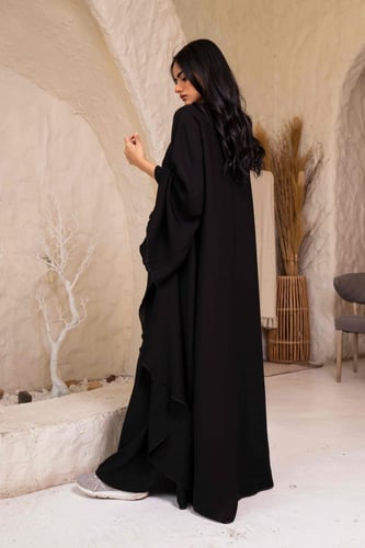 عباية اسود مع فستان ساده