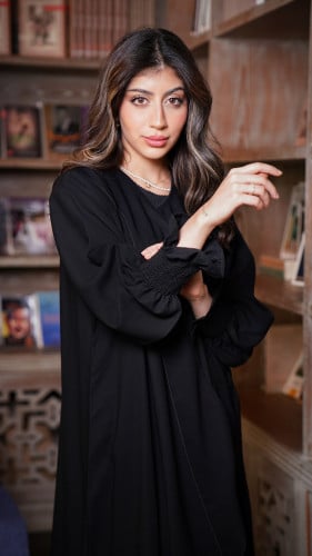 عباية بقصات منحنية واكمام مزمومة