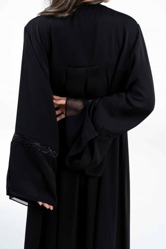 عباية بكسرات واكمام مطرزة باسود