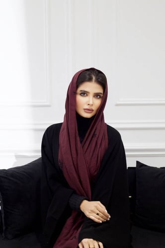 طرحة عنابي بتطريز اسود