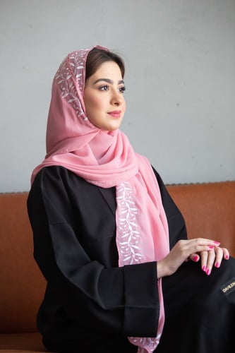 طرحة وردي بتطريز ابيض