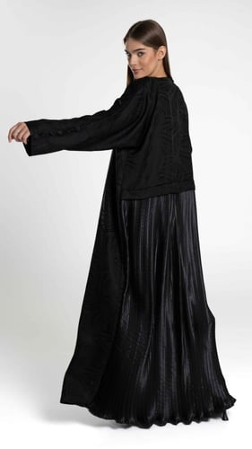 عباية بلمعة خفيفة وبكسرات من الخلف