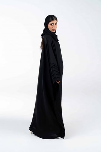 عباية بصفطات طولية على الاكمام