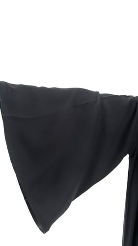 عبايه بكسرات ناعمه من الاسفل