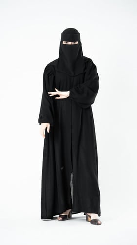 عبايه بكم فرنسي والاكتاف زينت بكسرات