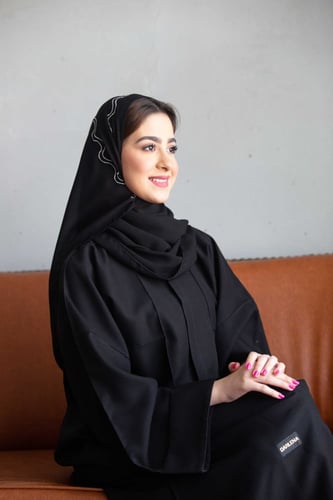 طرحة سوداء بتطريز متموج ابيض