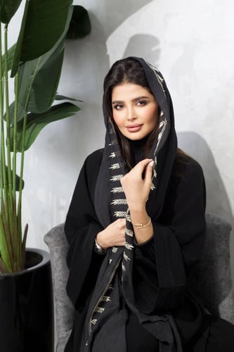 طرحة اسود مطرزه بابيض