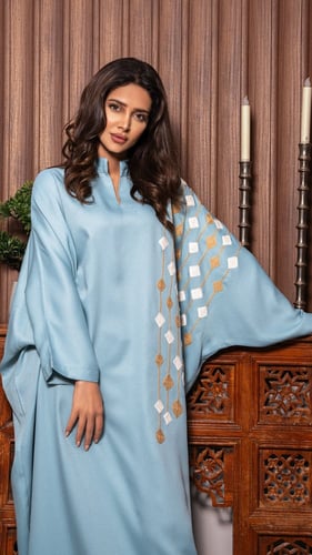 جلابية بتطريز على الكتف