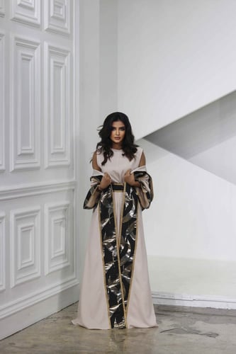 جلابية فخمة بقبعة وحزام على الخصر