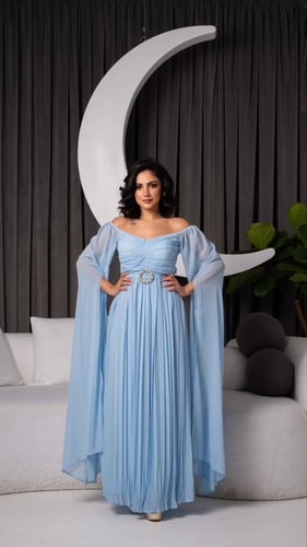 فستان سماوي بحزام واكمام طويلة