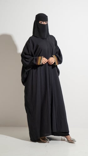 عباية سوداء باكمام مطرزة سدو