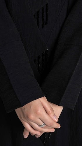 عباية بقصة مزينة بشك