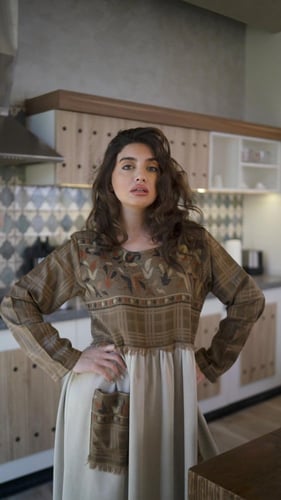 جلابية شتوية بلون بني وبيج بجيوب