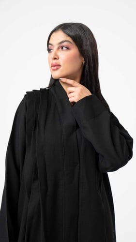 عباية تربل كلوش بصفطات على الكتف