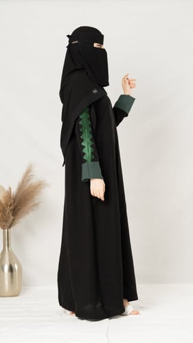 عباية مطرزة باللون الزيتي