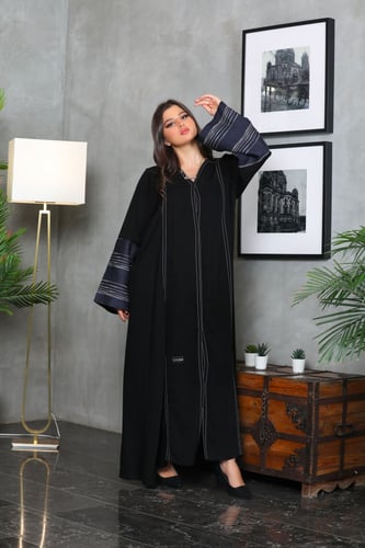 عباية بأكمام مطرزه باللون الرصاصي