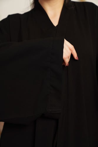 عبايه ساده بجيوب جانبية مخفية