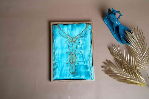 مخور بلون سماوي مطرز بذهبي