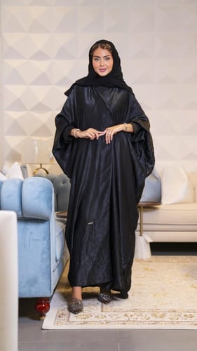 عباية بشت سوداء بخامة لامعة