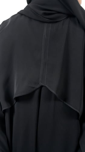 عبايه ناعمة بكسرة من الخلف