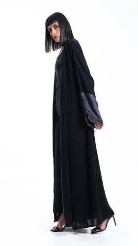 عباية سوداء باكمام رمادي مطرزة