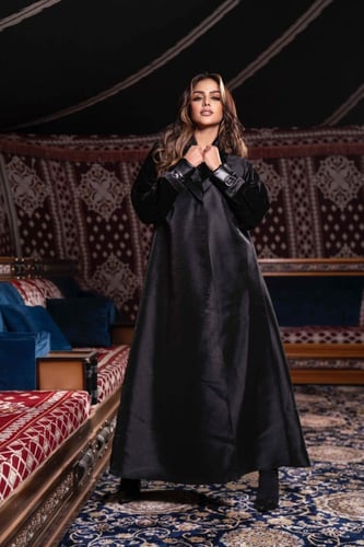 عباية شتوية بياقه ومعصم جلد