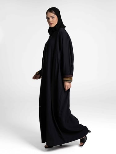 عباية سوداء باكمام مطرزة سدو