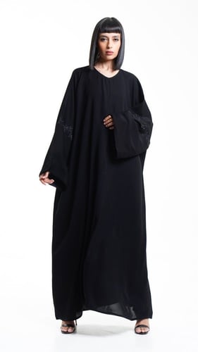 عباية بتطريز اسود من منتصف الاكمام