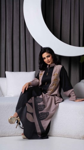 جلابية سوداء بياقة عالية