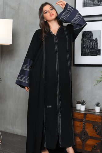 عباية بأكمام مطرزه باللون الرصاصي