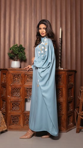 جلابية بتطريز على الكتف