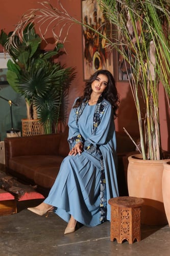 جلابية مفتوحة بفستان داخلي