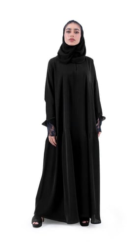 عبايه بكسرات سفليه و كم دانتيل