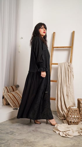 عباية سوداء فخمة برسوم هندسية و كسرات من الخلف